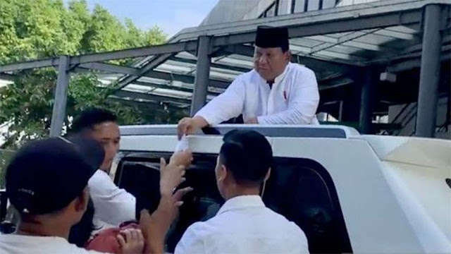 Prabowo Bagi Amplop Selepas Salat Id, Beda dari Jokowi yang Suka Lempar Kaos