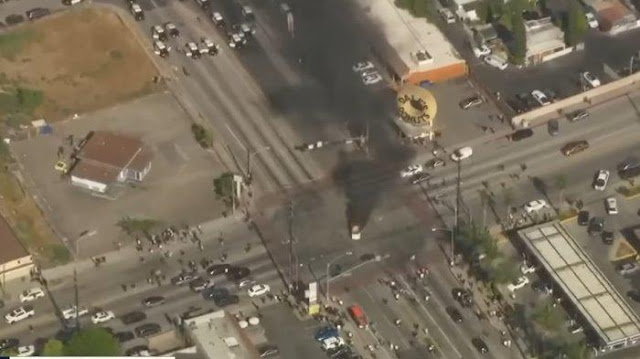 BREAKING NEWS: Kerusuhan Meletus di Los Angeles AS, Warga Jarah Toko, Mobil-mobil Dibakar Massa