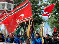 Tolak Pencaplokan Empat Pulau, Massa Kibarkan Bendera Bulan Bintang