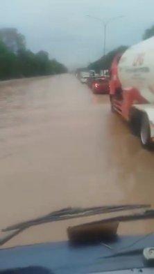BREAKING NEWS: Banjir di Tol Tangerang Lalu Lintas Macet Parah, Grogol-Karawaci Ditempuh 5 Jam