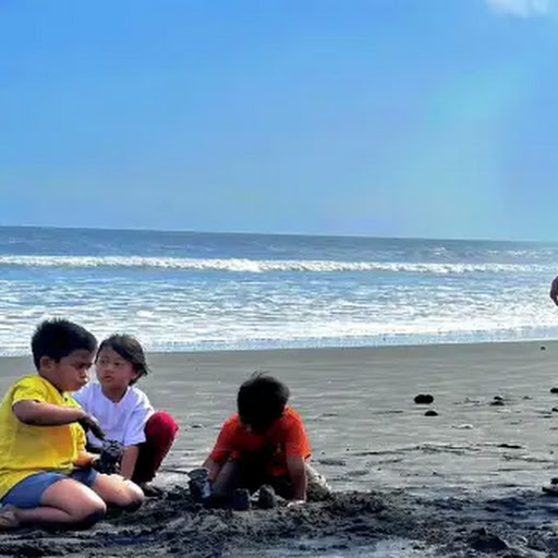 Sempat Dikabarkan Kritis hingga Kabur, Jokowi Posting Momen Bermain di Pantai Bersama Cucu