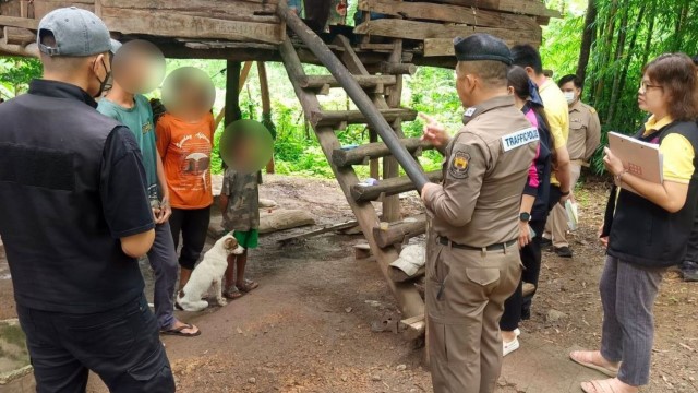 KISAH Nyata Bocah 8 Tahun Diasuh Anjing Karena Ibu Kecanduan Narkoba, Hanya Bisa Menggonggong