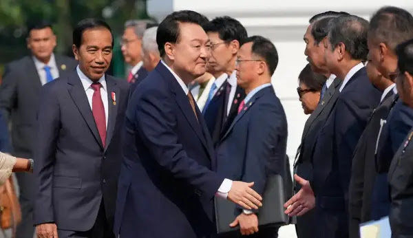 Pengadilan Korsel Keluarkan Surat Penangkapan, Eks Presiden Yoon Suk-yeol Kini Ditahan