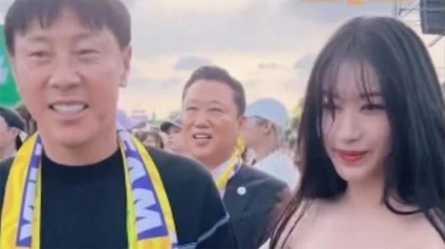Shin Tae-yong Jalan dengan Cewek Seksi Pakai Kemben, Publik Ingatkan Ada Istri di Rumah