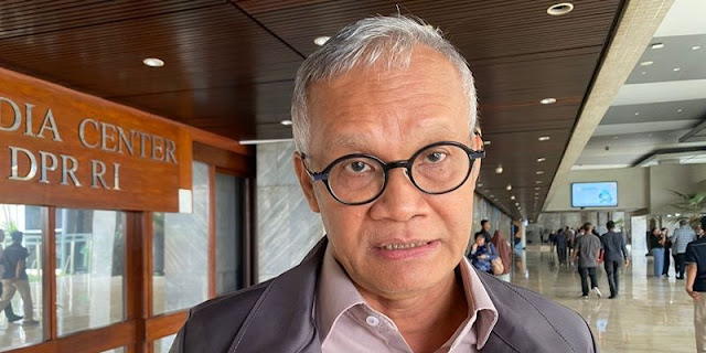 Aria Bima: Rakyat Tak Perlu Keluh Kesah Jokowi soal Ijazah Palsu