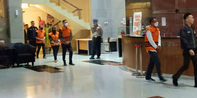 Staf Ahli Menaker Yassierli Resmi Pakai Rompi Oranye KPK