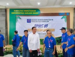 Baju Jokowi Beda Sendiri dengan Alumni Lain saat Reuni Fakultas Kehutanan UGM, Ada Apa?