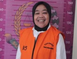 Senyum saat Ditahan, Kades di Sukabumi Diduga Pakai Dana Desa Rp 500 Juta hingga Jual Posyandu