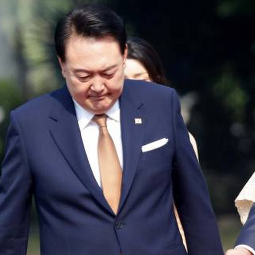 Eks Presiden Korsel Yoon Suk-yeol Ogah Diperiksa Jaksa: Berbaring di Lantai, Hanya Kenakan Pakaian Dalam
