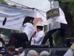 Demo Pati Chaos! Bupati Sudewo Dihujani Lemparan oleh Massa yang Menuntutnya Mundur