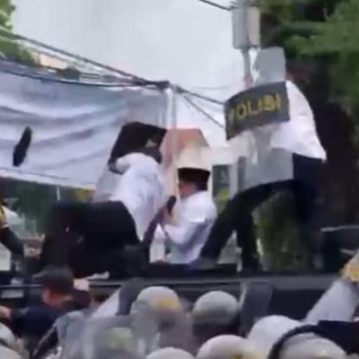 Demo Pati Chaos! Bupati Sudewo Dihujani Lemparan oleh Massa yang Menuntutnya Mundur