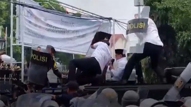 Bupati Pati Sudewo Minta Maaf di Mobil Rantis Polisi, Langsung Dilempar Sandal dan Botol