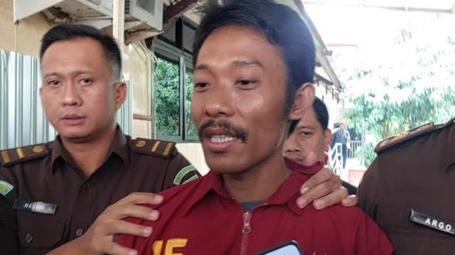 Heboh Yusa Cahyo Utomo Donorkan Organ Tubuh Usai Divonis Mati PN Kediri, Ini Alasan dan Sosoknya Tayang: Sabtu, 16 Agustus 2025 08:53 WIB Tribun XBaca tanpa iklan Editor: Valentino Verry zoom-inHeboh Yusa Cahyo Utomo Donorkan Organ Tubuh Usai Divonis Mati PN Kediri, Ini Alasan dan Sosoknya Tribunjatim.com/Isya Anshari A-A+ INGIN DONOR ORGAN TUBUH - Yusa Cahyo Utomo, terdakwa pembunuh satu keluarga, divonis hukuman mati oleh Majelis Hakim Pengadilan Negeri Kabupaten Kediri, Jawa Timur, Rabu (13/8/2025) siang. Yusa mengaku menyesali perbuatannya dan berkeinginan menyumbangkan organ tubuhnya kepada sang keponakan yang masih hidup, sebagai bentuk penebusan kesalahan.  WARTAKOTALIVE.COM, KEDIRI - Jika seorang terdakwa dijatuhi vonis mati biasanya tertunduk lesu, ada pula yang menangis.  Lain halnya dengan Yusa Cahyo Utomo, terdakwa kasus pembunuhan satu keluarga di Kediri, Jawa Timur.  Tak ada penyesalan, bahkan dia sempat tersenyum kepada wartawan yang mewancarainya usai sidang vonis oleh Pengadilan Negeri Kabupaten Kediri, Rabu (13/8/2025).  Dengan penuh percaya diri, Yusa Cahyo Utomo ingin mendonorkan organ tubuhnya usai dijatuhi vonis mati oleh majelis hakim.  Baca juga: Alasan Pembunuh Satu Keluarga Tak Habisi Anak Bungsu, Mengaku Kasihan Saat Berusaha Bergerak   Tentu ini cukup aneh, namun niat Yusa Cahyo Utomo ini ternyata ada makna yang besar.   Donor organ tubuh adalah proses yang dilakukan untuk menyelamatkan atau memperbaiki hidup penerima organ yang mengalami kerusakan atau kegagalan fungsi organ.  Biasanya, orang akan secara sukarela menyumbangkan organ tubuhnya untuk ditransplantasikan kepada orang lain yang membutuhkan.  Saya berpesan, nanti di akhir hidup saya, bisa sedikit menebus kesalahan ini (membunuh) dengan menyumbangkan organ saya, ucapnya dilansir TribunJatim.com.  Baca juga: Pelaku Pembunuhan Satu Keluarga di Kediri Ternyata Masih Saudara Sendiri, Ini Motfinya  Kalau saya diberikan hukuman mati, saya siap menyumbangkan semua organ saya, apapun itu, imbuhnya.   Yusa Cahyo Utomo merupakan warga Bangsongan, Kecamatan Kayen, Kabupaten Kediri.   Ia adalah seorang duda cerai dengan satu anak.  Yusa merupakan pelaku pembunuhan terhadap satu keluarga di Dusun Gondang Legi, Desa Pandantoyo, Kecamatan Ngancar, Kabupaten Kediri, pada Desember 2024.         Yusa menghabisi nyawa pasangan suami istri (pasutri) Agus Komarudin (38) dan Kristina (34), beserta anak sulung, CAW (12).   Anak bungsu korban, SPY (8), ditemukan selamat dalam kondisi luka serius.  Yusa mengaku ia tak tega menghabisi nyawa SPY karena merasa kasihan.  Tersangka meninggalkannya dalam kondisi bernapas. Alasannya dia merasa kasihan pada yang paling kecil, ungkap AKP Fauzy Pratama yang kala itu menjabat sebagai Kasat Reskrim Polres Kediri, masih dari TribunJatim.com.   Hubungan Yusa dengan korban Kristina adalah kakak adik. Pelaku merupakan adik kandung korban.  Namun, sejak kecil, Yusa diasuh oleh kerabat lainnya di Bangsongan, Kecamatan Kayen.  Selama itu, Yusa tak pernah mengunjungi keluarganya yang ada di Pandantoyo, Kecamatan Ngancar.  Dikutip dari Kompas.com, motif Yusa menghabisi Kristina dan keluarganya karena masalah utang dan rasa sakit hati.  Yusa memiliki utang di sebuah koperasi di Kabupayen Lamongan sebanyak Rp12 juta dan kepada Kristina senilai Rp2 juta.  Karena Yusa tak memiliki pekerjaan dan utangnya terus menumpuk, ia pun memutuskan bertemu Kristina untuk meminjam uang.  Kristina menolak permintaan Yusa sebab sang adik belum melunasi utang sebanyak Rp2 juta kepadanya.  Penolakan itu kemudian memicu rasa sakit hati bagi Yusa hingga merencanakan pembunuhan terhadap Kristina dan keluarganya.  Buntut aksi kejamnya, Yusa tak hanya divonis mati, pihak keluarga juga enggan menerimanya kembali.  Sepupu korban dan pelaku, Marsudi (28), mengungkapkan pihak keluarga tak akan menerima kepulangan Yusa.  Keluarga sudah enggak mau menerima (jika pelaku pulang), ungkapnya.  Kronologi Pembunuhan  Rencana pembunuhan oleh Yusa Cahyo Utomo terhadap Kristina dan keluarganya berawal dari penolakan korban meminjami uang kepada pelaku, Minggu (1/12/2024).  Sakit hati permintaannya ditolak, Yusa kembali ke rumah Kristina pada Rabu (4/12/2024) dini hari pukul 3.00 WIB.  Ia menyelinap ke dapur di bagian belakang rumah dan menunggu Kristina keluar.  Saat Kristina keluar, Yusa lantas menghabisi nyawa kakak kandungnya itu menggunakan palu.  Suami Kristina, Agus, mendengar suara teriakan sang istri dan keluar untuk mengecek. Nahas, Agus juga dibunuh oleh Yusa.  Aksi Yusa berlanjut dengan menyerang anak Kristina, CAW dan SPY. Namun, ia membiarkan SPY tetap hidup sebab merasa kasihan.  Usai melancarkan aksinya, Yusa membawa barang berharga milik korban, termasuk mobil dan beberapa telepon genggam.  Ia kemudian kabur ke Lamongan dan berhasil ditangkap pada Kamis (5/12/2025).  Atas perbuatannya, Yusa dijatuhi vonis mati buntut pembunuhan berencana terhadap Kristina dan keluarga.  Menjatuhkan pidana terhadap terdakwa Yusa Cahyo Utomo dengan hukuman mati, kata Ketua Majelis Hakim, Dwiyantoro dalam sidang putusan yang berlangsung di Ruang Cakra Pengadilan Negeri Kabupaten Kediri, Rabu (13/8/2025), pukul 12.30 WIB, masih dikutip dari TribunJatim.com.