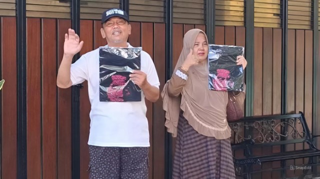 Kasihan! Seorang Ibu Asal Sidoarjo Jatim Menangis di Depan Rumah Jokowi: Beliau Orang Baik Tapi Sering Dihujat...