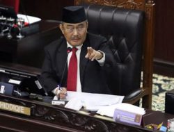 Jimly Kuliti Aib Pemerintah, Sentil Balik Sri Mulyani Sebut Guru Beban Negara?