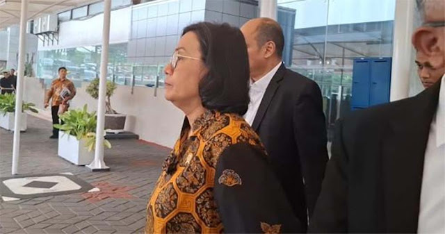 Menkeu Sri Mulyani Bungkam Ditanya soal Gaji Guru dan Dosen Jadi Beban Keuangan Negara