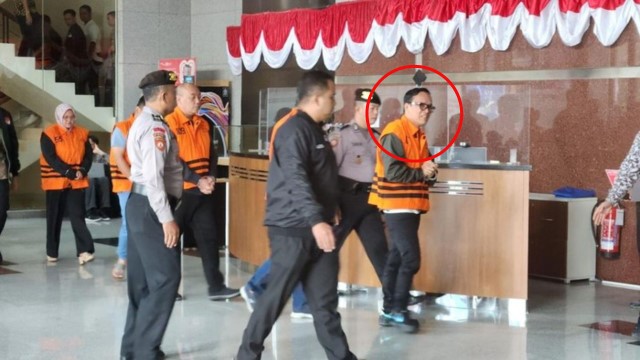 Memelas! Pakai Rompi Oranye, Wamenaker Noel Nangis Ditahan KPK Usai Terjaring OTT