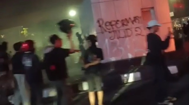 Ratusan Demonstran Masih Bertahan dan Kuasai Kawasan Slipi, Polisi Tak Berani Mendekat