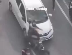 Viral! Mobil Brio Dikejar Massa Aksi Usai Terobos Demo, Malah Tabrak Motor di Pejompongan