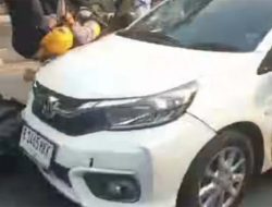 Detik-detik Mobil Tabrak Pemotor di Tengah Demo Tanah Abang, Massa Ngamuk Teriak Bantai-bantai!