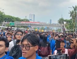 Usai Buruh, Giliran Mahasiswa Geruduk Gedung DPR: Lempar Botol hingga Teriak Revolusi!
