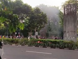 Bentrokan Meluas Dekat Stadion GBK, Massa Bakar Ban dan Lempari Polisi dengan Bom Molotov