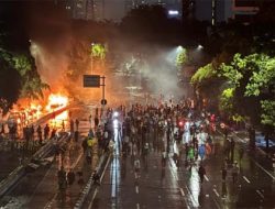 Kawasan Senen Dini Hari Mencekam, Warga-Brimob Bentrok