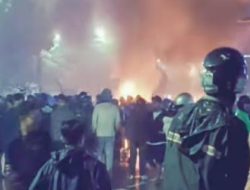 Massa di Senen: Gantung Sahroni dan Eko Patrio
