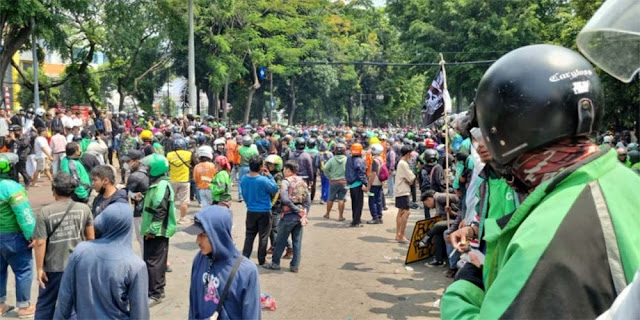 Siang Ini Ratusan Ojol Merangsek ke Dekat Markas Brimob DKI