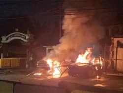 Polres Jakarta Timur, 6 Polsek, Diserang Massa Saat Demo Ricuh, Puluhan Kendaraan Polisi Dibakar