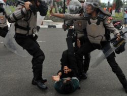 BRUTAL! Arogansi Polisi Amankan Demo Jakarta: Baru Selesai Makan Warga Dihajar-Dihantam Laras Panjang