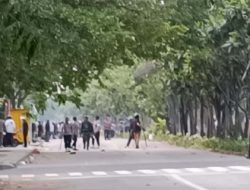 Massa Mulai Serang Mapolres Metro Bekasi Kota Jelang Magrib