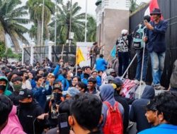 Massa Aksi Gigit Jari, Sufmi Dasco Buka Gerbang Gedung DPR Buat Makan Bareng Kapolri dan Raffi Ahmad