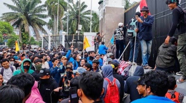 Massa Aksi Gigit Jari, Sufmi Dasco Buka Gerbang Gedung DPR Buat Makan Bareng Kapolri dan Raffi Ahmad