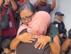 Tangis Ibu Delpedro Pecah di Rutan Polda Metro: Anak Saya Bukan Maling!
