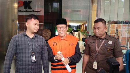 Eks Wamenaker Noel Pakai Peci usai Ditahan KPK: Lebih Enak, Biar Lebih Keren