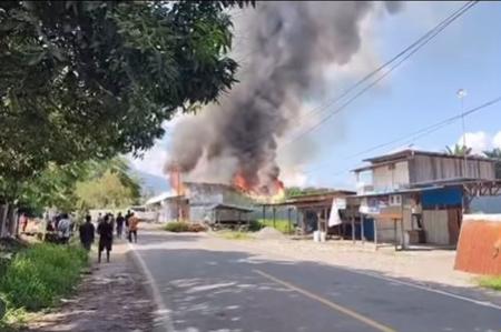 Yalimo Memanas, Sekolah Dibakar dan Polisi Terluka Kena Anak Panah