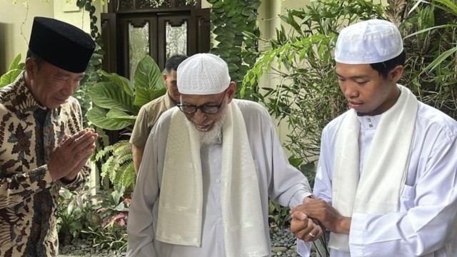 Jokowi Kaget Dikunjungi Abu Bakar Baasyir, Dapat Nasihat Begini!