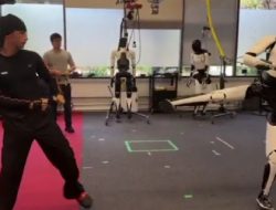 Elon Musk Pamer Robot Tesla Optimus Berlatih Kung Fu