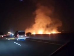 Geger Video Diduga Meteor Jatuh di Cirebon, Picu Kebakaran Dekat Tol Ciperna