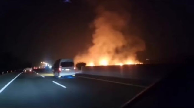 Geger Video Diduga Meteor Jatuh di Cirebon, Picu Kebakaran Dekat Tol Ciperna