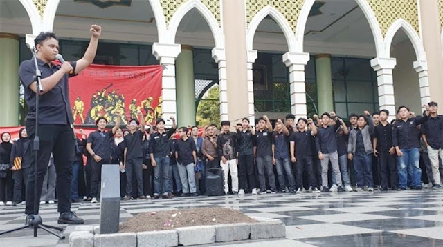 Kuburan Demokrasi Dibuat di UII: Mahasiswa Geram, Tuntut Pembebasan Paul dan Aktivis Lain