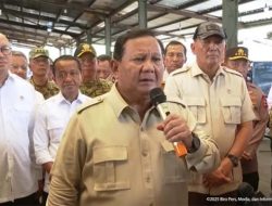 Viral Momen Bahlil Colek Paha Rosan Saat Prabowo Ungkap Negara Rugi Rp 300 T, Netizen: Ketahuan Deh!