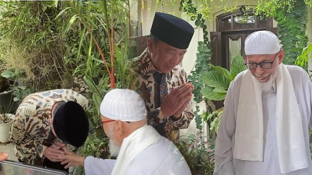 Jokowi Dituding Bohong: Eks BIN Sebut Ada Rekayasa, Abu Bakar Baasyir ke Solo Dibuat Menunggu 3 Jam