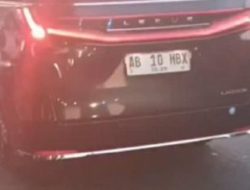 Viral! Mobil Sri Sultan HB X Disalip Rombongan Tot Tot Wuk Wuk saat Antre di Lampu Merah
