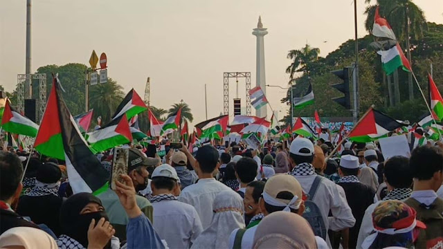 Ratusan Bendera Palestina Berkibar di Patung Kuda, Massa Kutuk Serangan Israel
