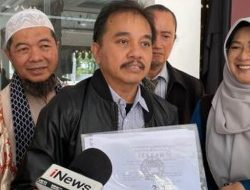 Terungkap! Ini Alasan Roy Suryo Ziarah ke Makam Ayah dan Ibu Jokowi