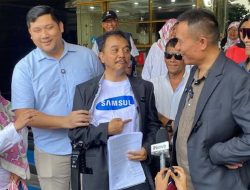 Roy Suryo Pamer Kaus Samsul, Desak Surat Keterangan Kelulusan Gibran Dicabut