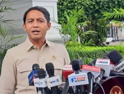 Heboh Raja Juli Sindir Ijazah Asli di Depan Jokowi, Sammy Notaslimboy: Lempar Punchline tapi Anyep