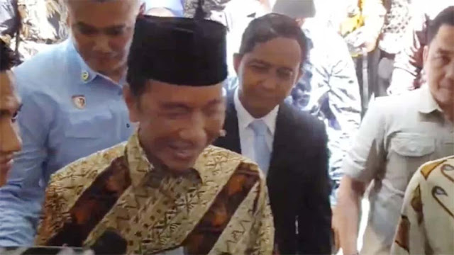 Ditanya Utang Whoosh, Jokowi Bungkam dan Cuma Tersenyum